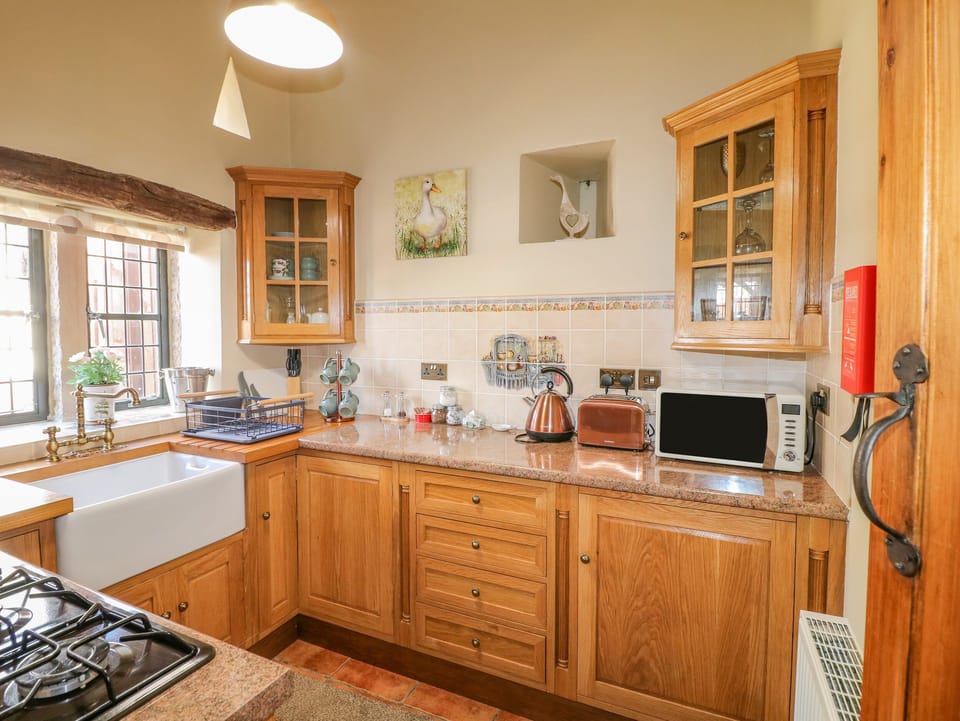 Cottage | Private kitchen | Fridge, electric kettle, toaster, cookware/dishes/utensils