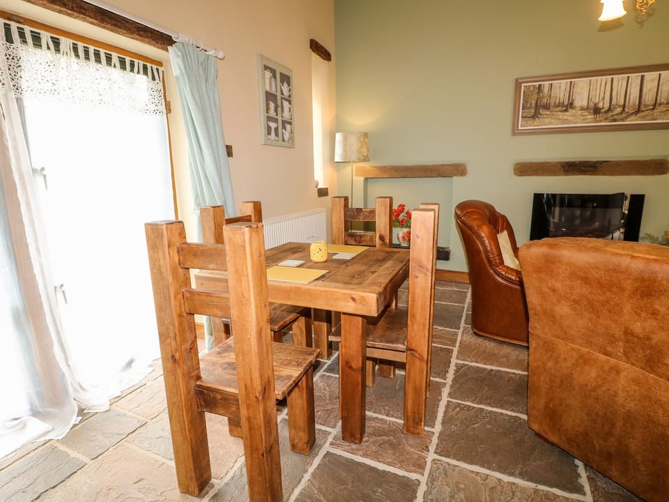 Cottage | Private kitchen | Fridge, electric kettle, toaster, cookware/dishes/utensils