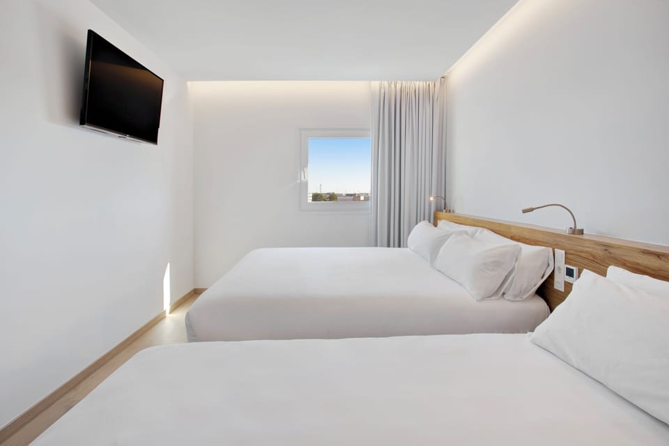 Family Room | In-room safe, soundproofing, free WiFi