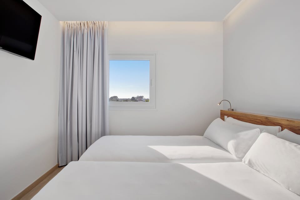 Standard Twin Room | In-room safe, soundproofing, free WiFi