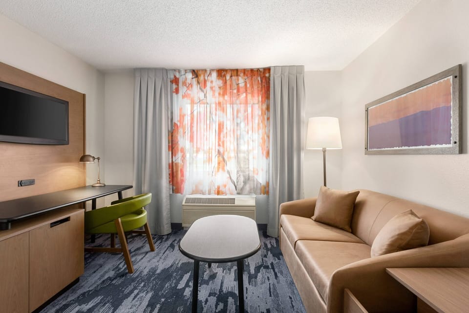 Studio, 1 King Bed with Sofa bed | Living area | 27-inch flat-screen TV with satellite channels, TV