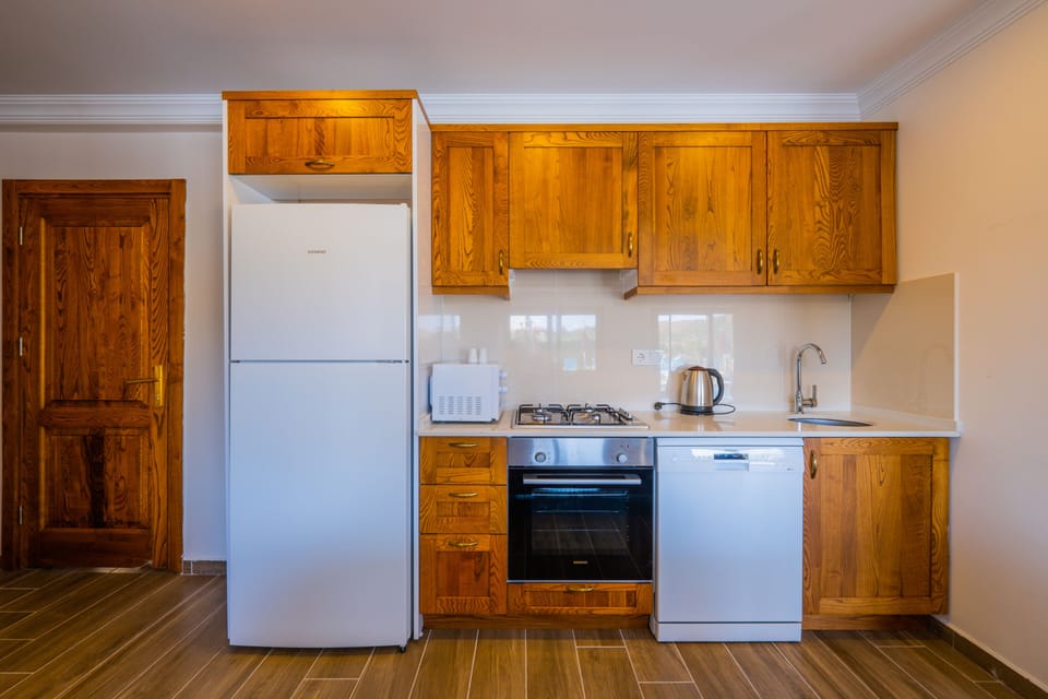Deluxe Villa | Private kitchen | Fridge, dishwasher, cleaning supplies, paper towels
