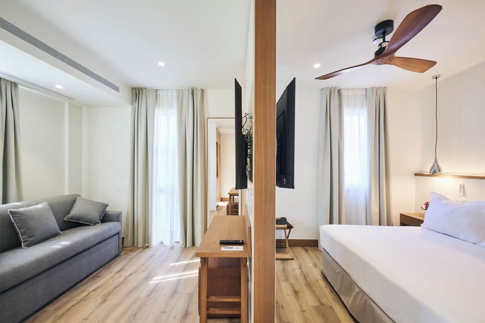 Junior Suite | Minibar, in-room safe, desk, iron/ironing board