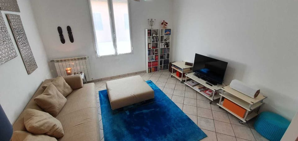 Apartment | Living room | 30-inch TV with digital channels