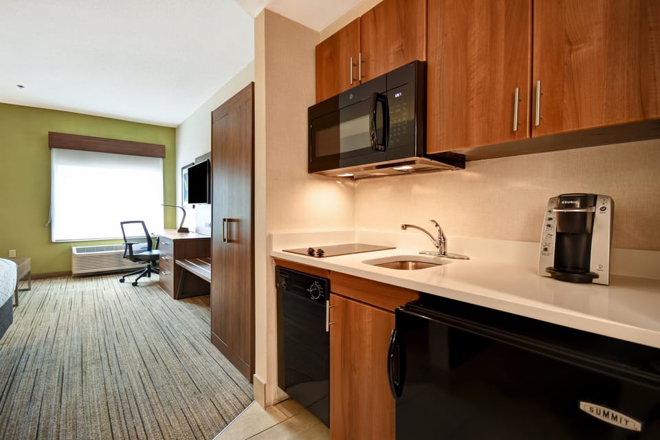 Standard Room, 1 King Bed with Sofa bed, Kitchenette | Private kitchenette | Coffee/tea maker, fridge, microwave, electric kettle