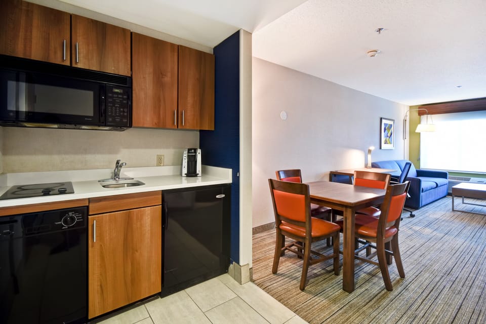 Suite, 1 Bedroom, Kitchenette | Private kitchenette | Coffee/tea maker, fridge, microwave, electric kettle