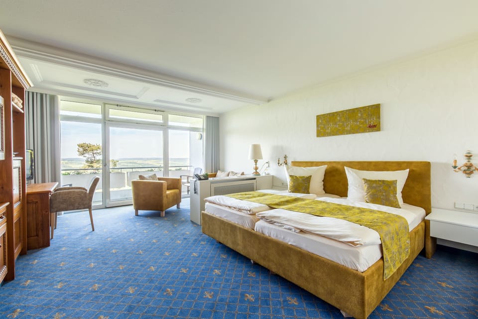 Double Room with Valley View | Minibar, in-room safe, desk, blackout drapes
