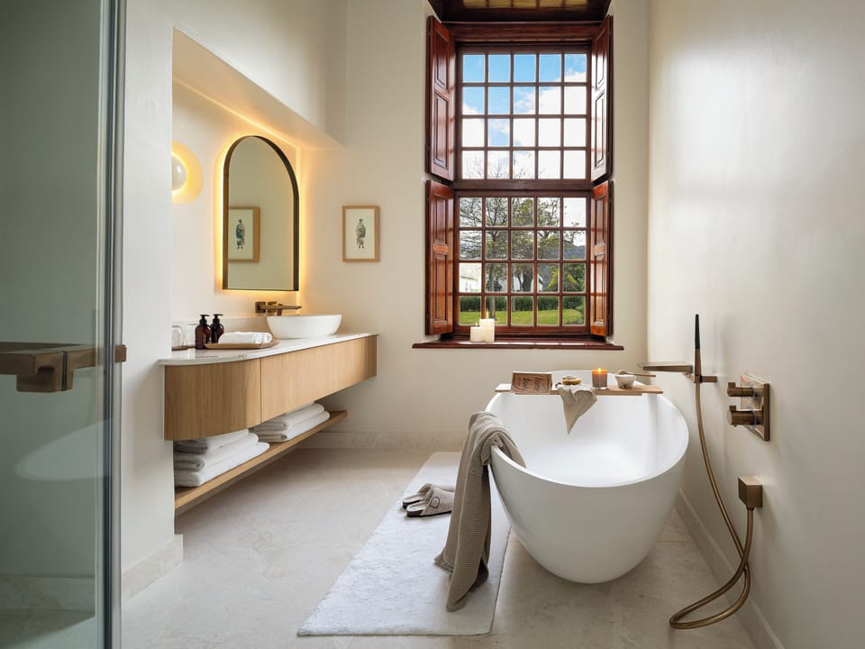 Classic Double or Twin Room, 1 Bedroom, Non Smoking | Bathroom | Separate tub and shower, deep soaking tub, rainfall showerhead