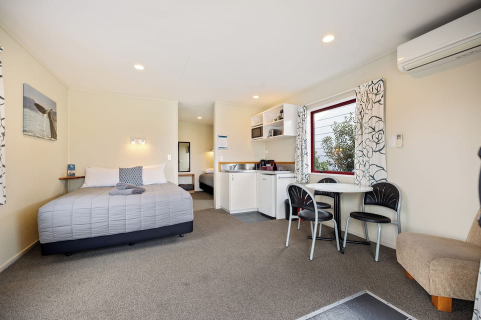 Superior Studio - Sleeps 3 | WiFi (free), bed sheets