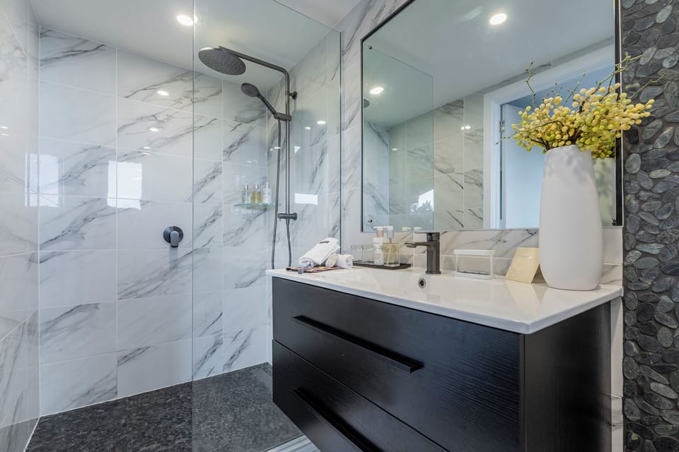 Kupe Suite | Bathroom | Hair dryer, bathrobes, slippers, towels