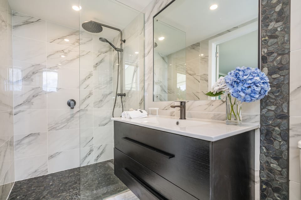 Kupe Suite | Bathroom | Hair dryer, bathrobes, slippers, towels