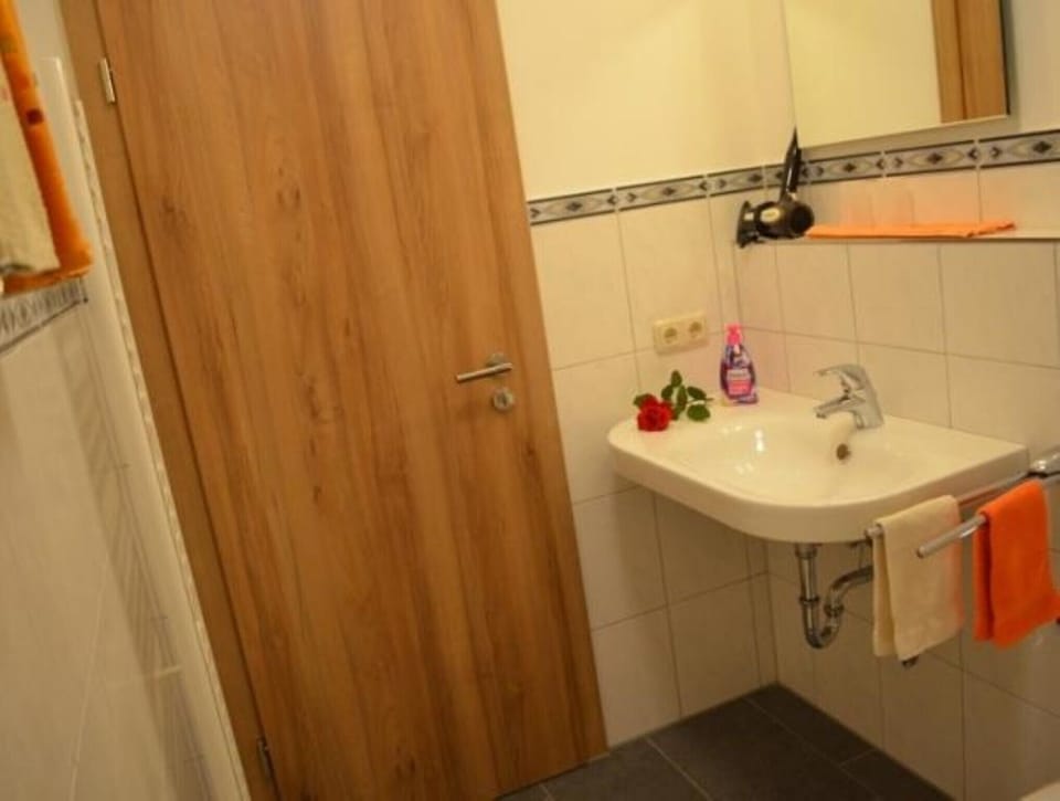 Single Room | Bathroom | Shower, towels