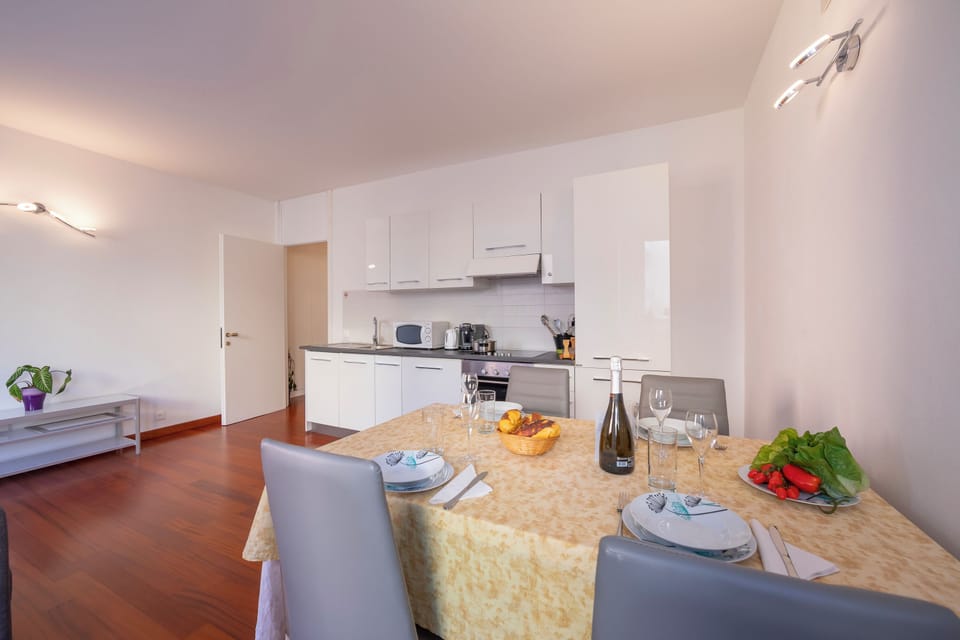 Standard Apartment, 1 Bedroom, Balcony (Sunlight - 150m from the lake) | Dining