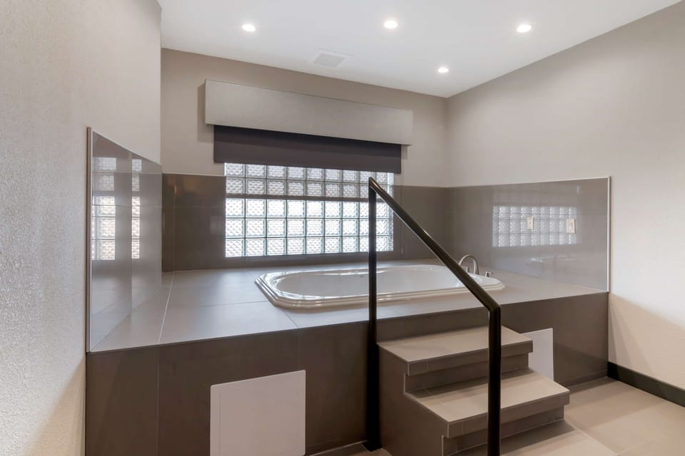 Suite, 1 King Bed, Non Smoking, Jetted Tub (with Sofabed) | Desk, blackout drapes, iron/ironing board, WiFi (free)