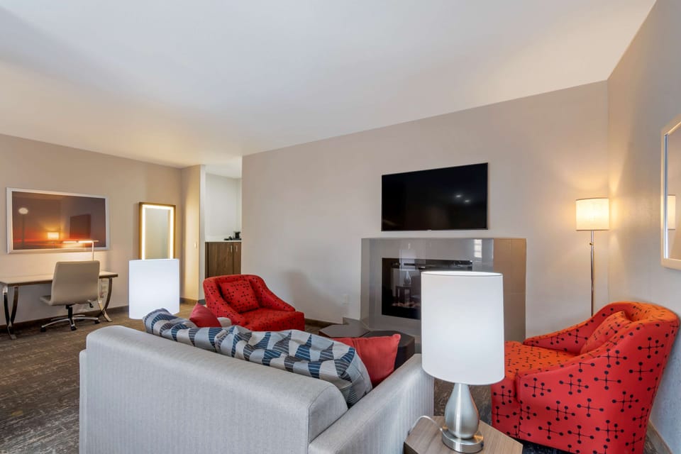 Suite, 1 King Bed, Non Smoking, Jetted Tub (with Sofabed) | Desk, blackout drapes, iron/ironing board, WiFi (free)