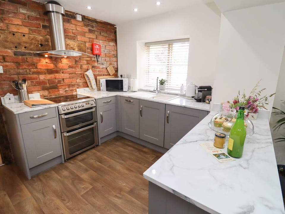 Cottage | Private kitchen | Fridge, microwave, dishwasher, electric kettle