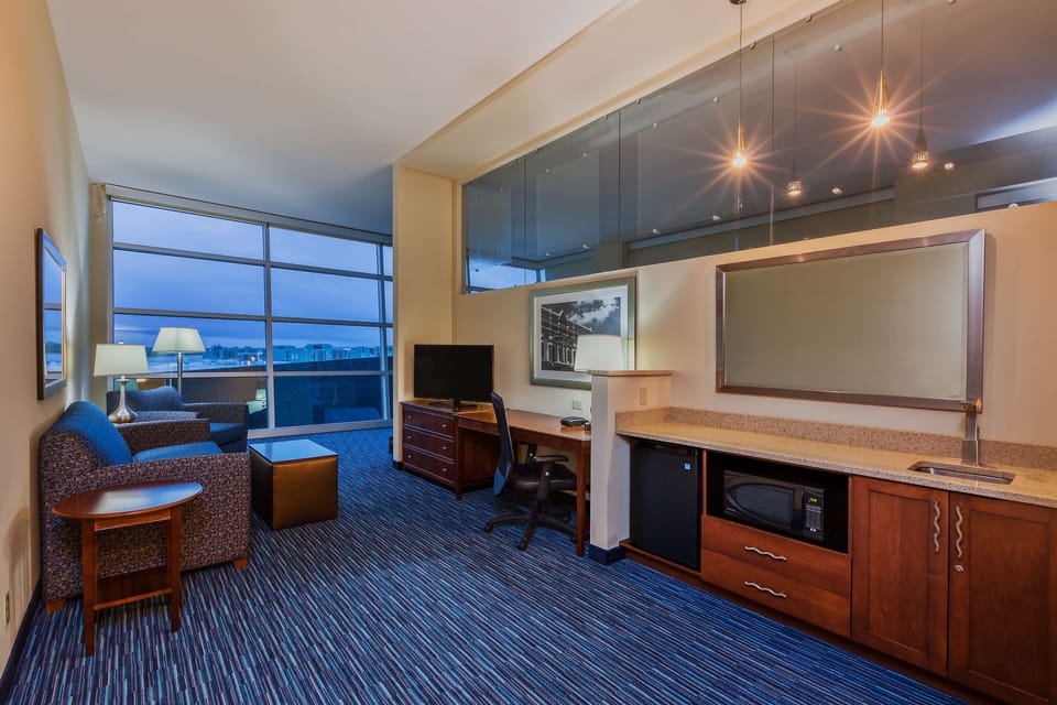 King, Suite, 1 Bedroom | Premium bedding, free cribs/infant beds, free WiFi, bed sheets