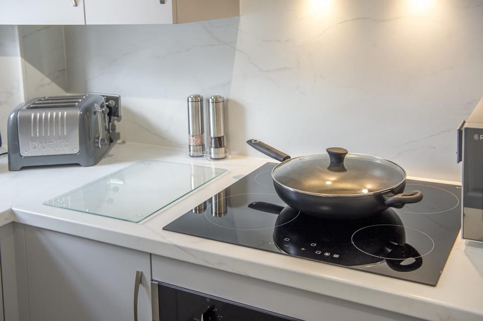 Luxury Apartment, Ensuite (Penleys) | Shared kitchen