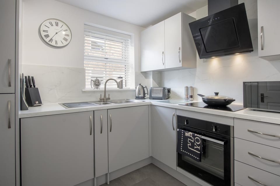 Luxury Apartment, Ensuite (Penleys) | Shared kitchen