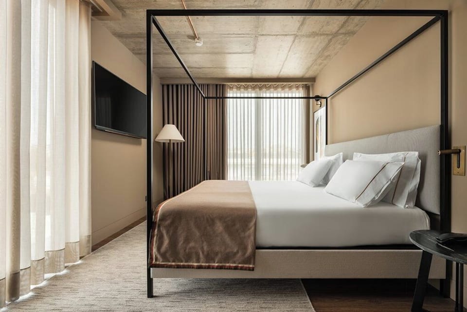 Junior Suite | Minibar, in-room safe, laptop workspace, soundproofing