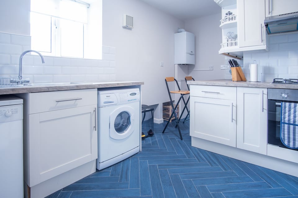 Apartment (2 Bedrooms) | Private kitchen | Fridge, microwave, oven, stovetop