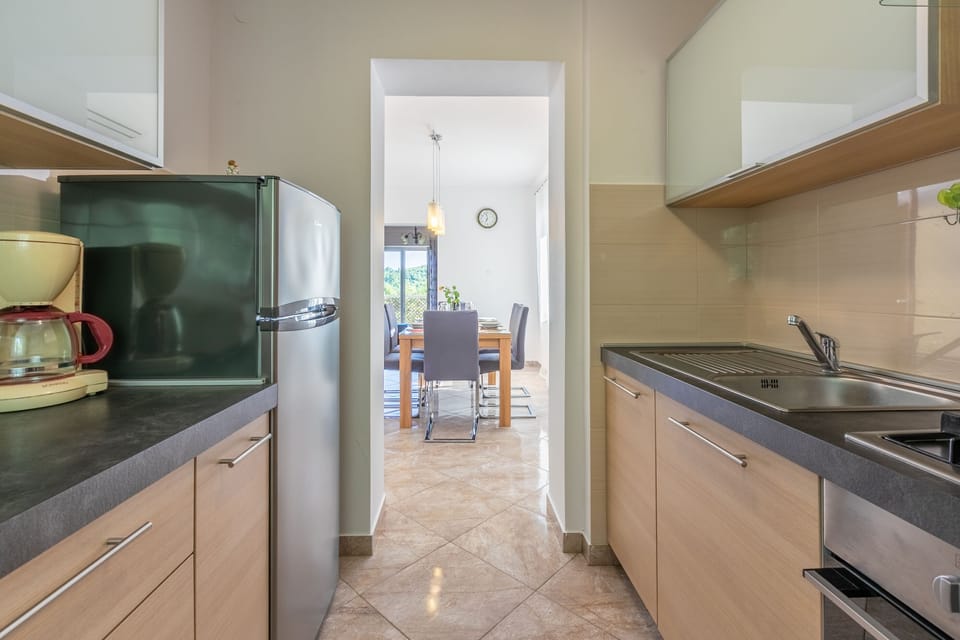 House | Private kitchen | Fridge, microwave, oven, stovetop