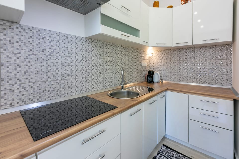 Private kitchen | Fridge, microwave, oven, stovetop