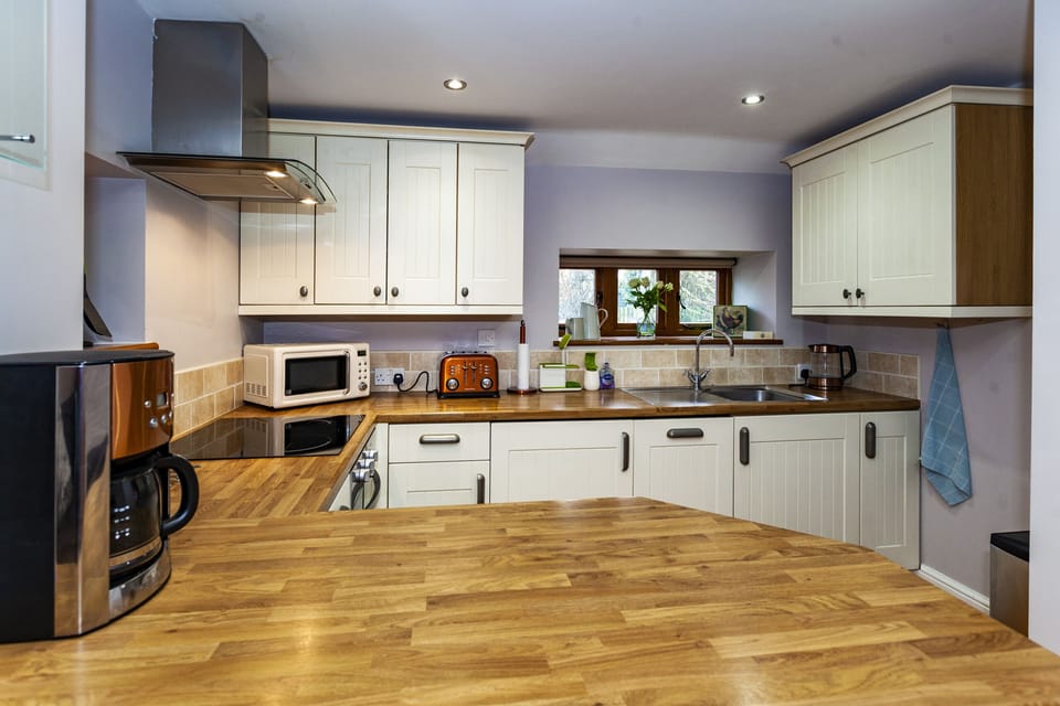 Superior Cottage, Private Bathroom (Montgomery's Coach House) | Shared kitchen | Highchair