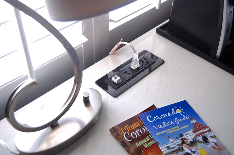 Standard Room, 1 Queen Bed | In-room business center