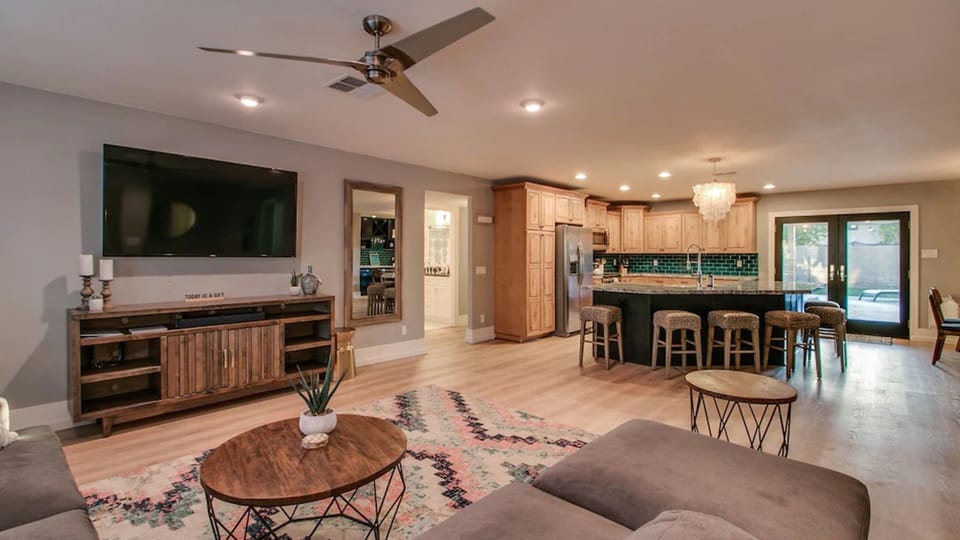 Studio (4 Bedrooms) | Living area