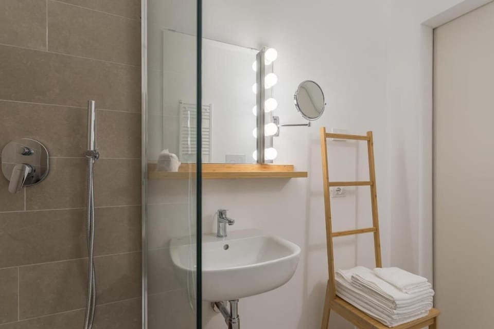 Room, 1 Bedroom, Balcony, Garden View | Bathroom amenities
