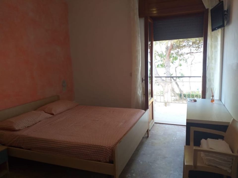 Room, 1 Bedroom, Accessible, Smoking | 1 bedroom