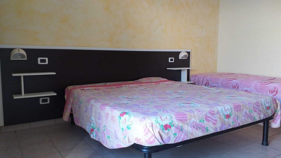 Room, 1 Bedroom, Accessible, Smoking | 1 bedroom