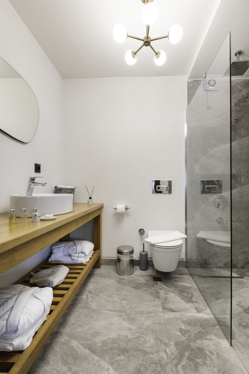 Junior Garden Suite with Hot Tub | Bathroom | Free toiletries, hair dryer, slippers, towels