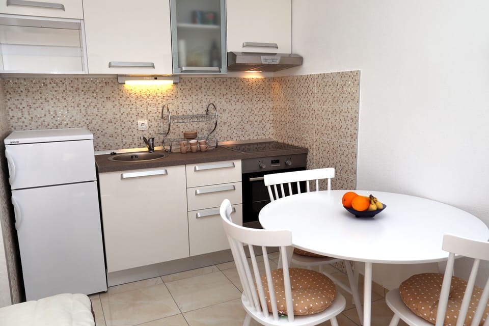 Apartment | Private kitchen | Fridge, oven, stovetop, electric kettle