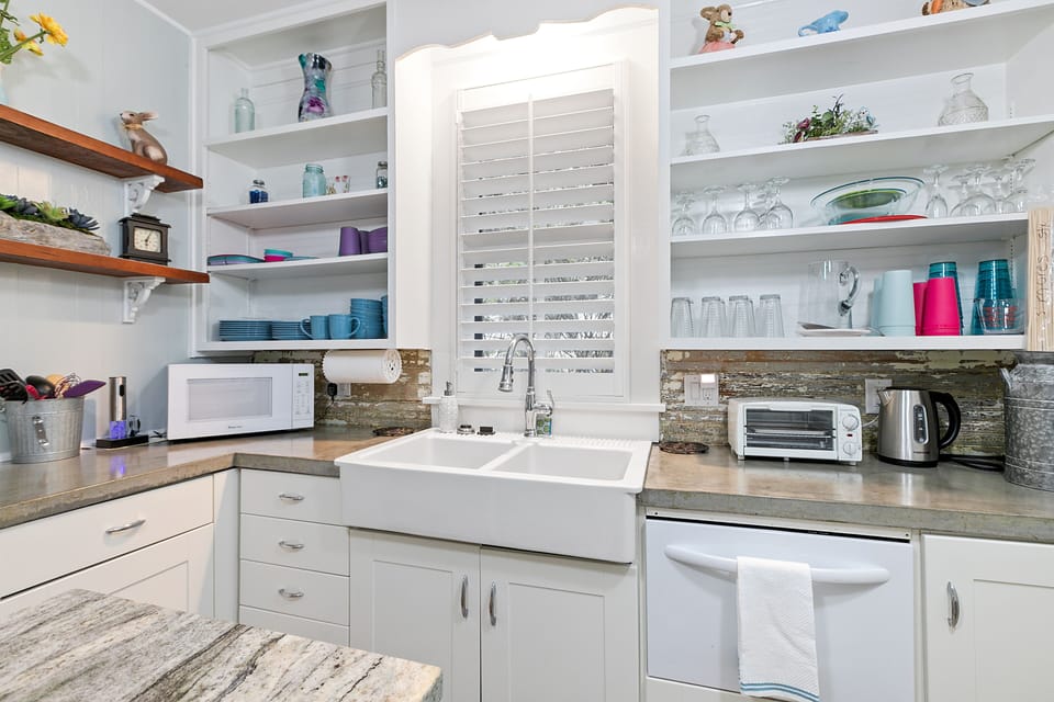 House, 2 Bedrooms | Private kitchen | Fridge, microwave, oven, stovetop