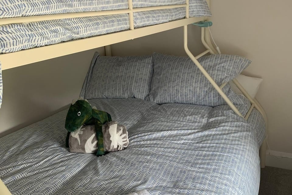 3 bedrooms, iron/ironing board, WiFi (free), bed sheets