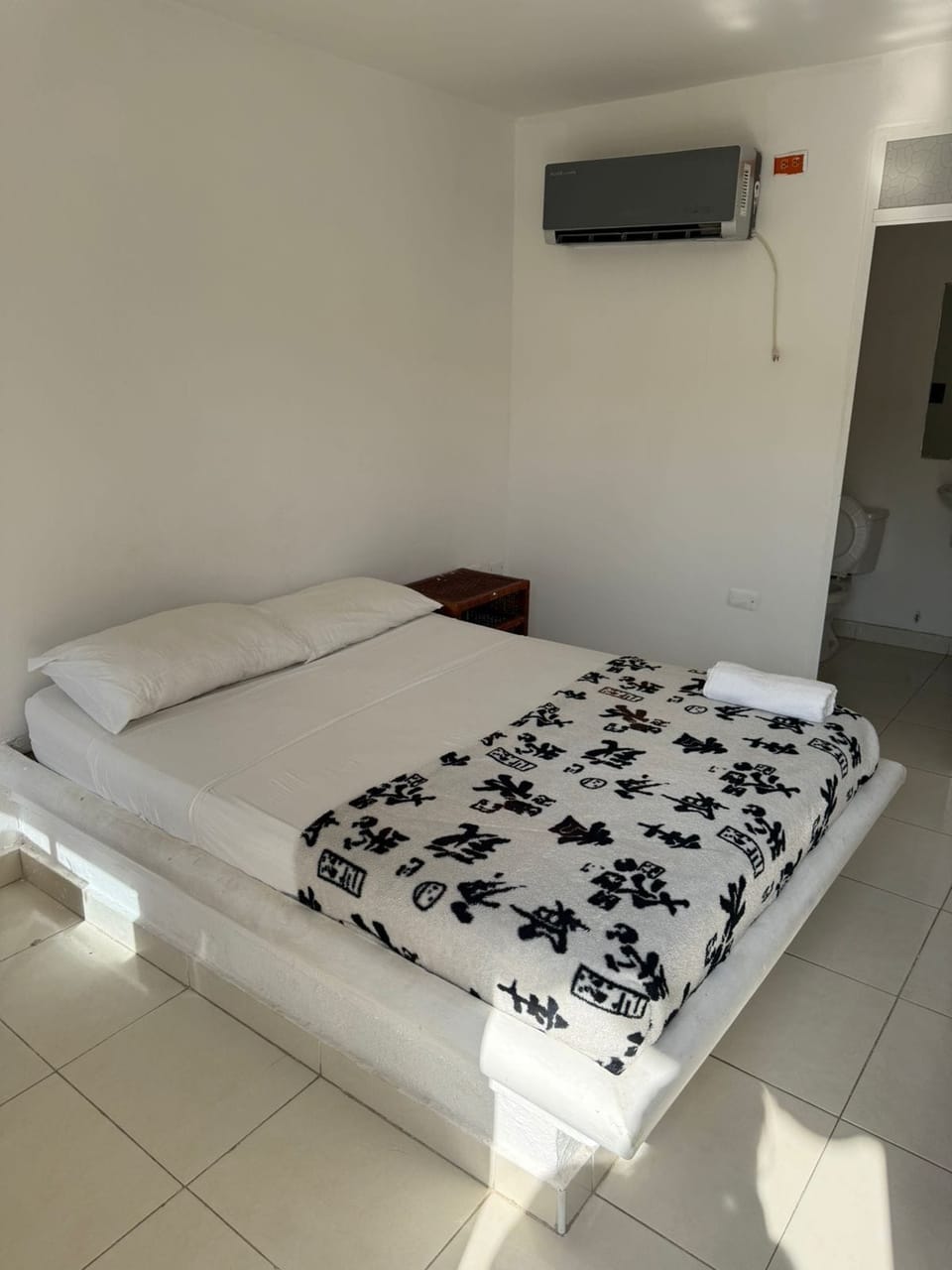 Standard Room | Minibar, WiFi (free), bed sheets