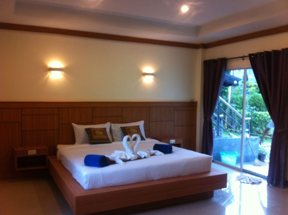 Deluxe Double Room (Building) | Minibar, in-room safe, desk, blackout drapes