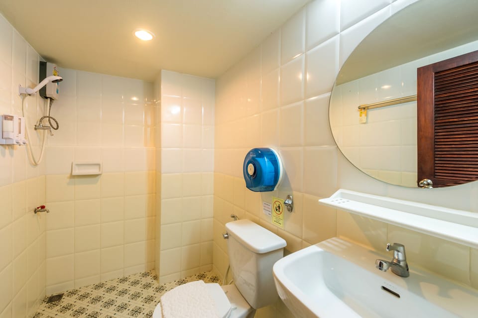 Superior Double Room | Bathroom | Shower, towels