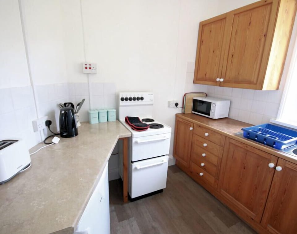 Cottage | Private kitchen | Fridge, electric kettle, toaster, cookware/dishes/utensils