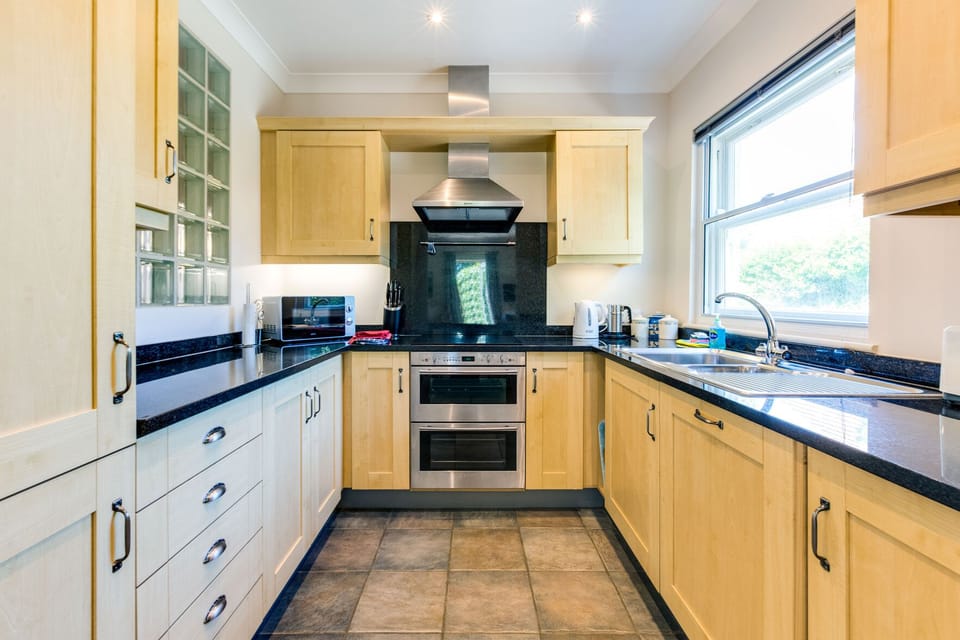 Cottage | Private kitchen | Dishwasher, cookware/dishes/utensils