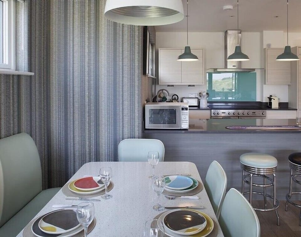 Cottage | Private kitchen | Fridge, microwave, dishwasher, cookware/dishes/utensils