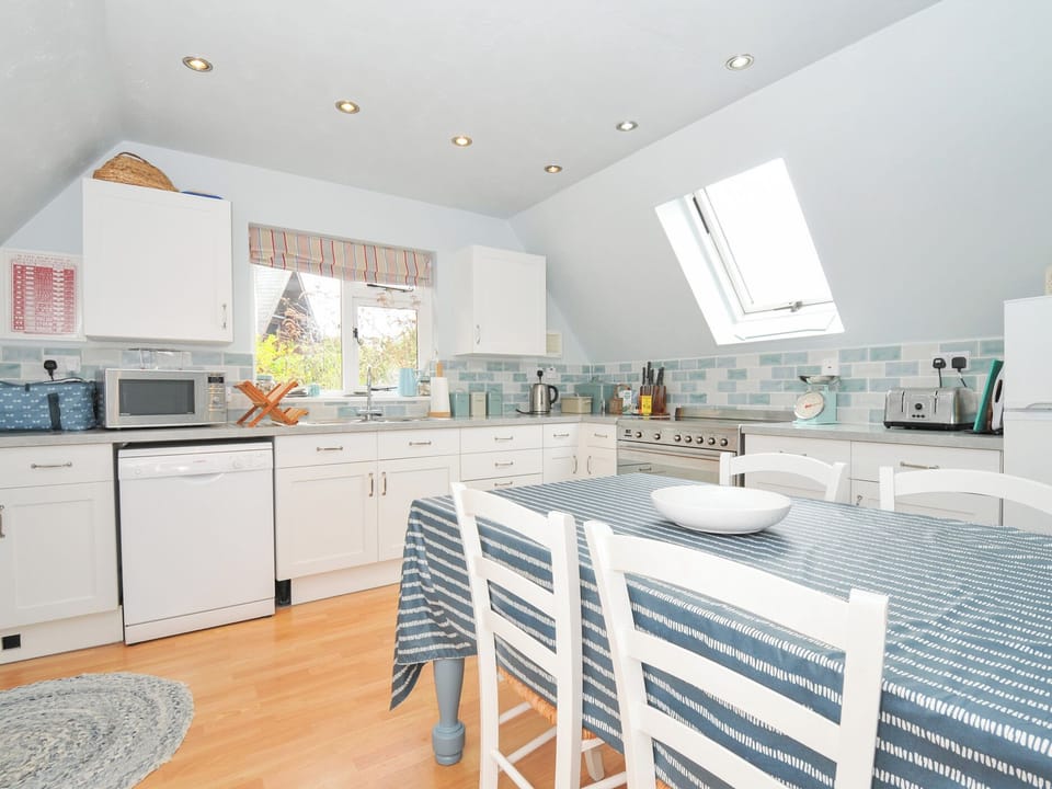 Cottage | Private kitchen | Dishwasher, cookware/dishes/utensils