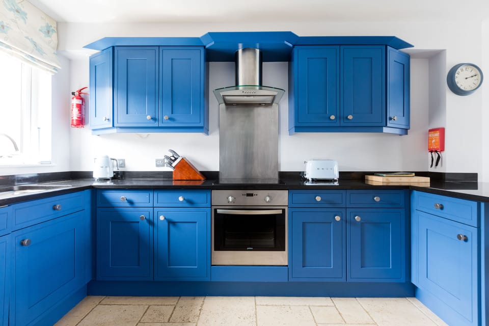 Cottage | Private kitchen | Fridge, dishwasher, toaster, cookware/dishes/utensils