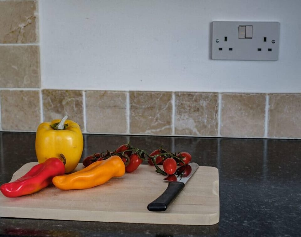 Cottage | Private kitchen | Fridge, dishwasher, toaster, cookware/dishes/utensils