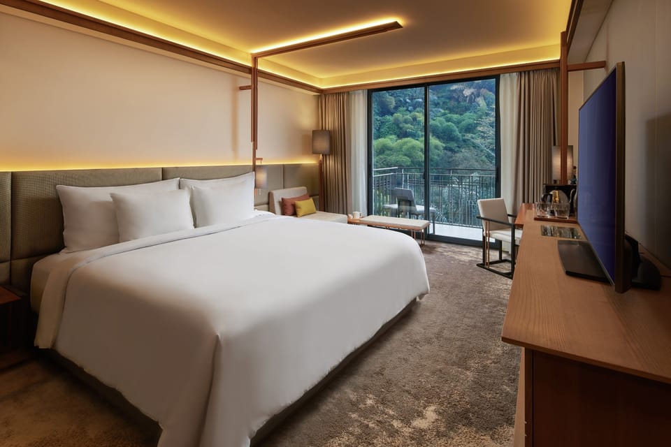 Club Room, 1 King Bed, Balcony, Garden View | Free minibar, in-room safe, desk, laptop workspace