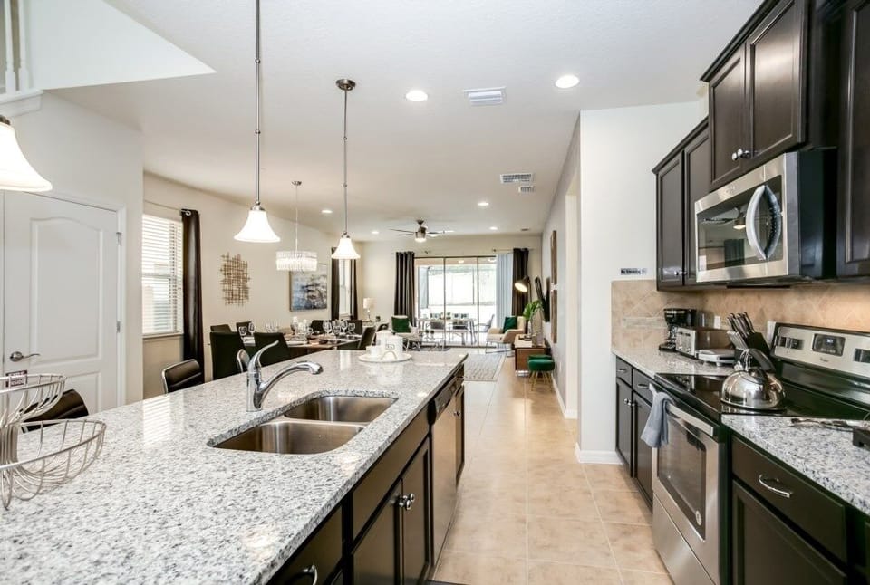 House, 6 Bedrooms | Private kitchen | Fridge, microwave, oven, dishwasher