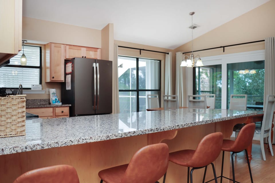 House, Multiple Beds (Woofs and Waves) | Private kitchen