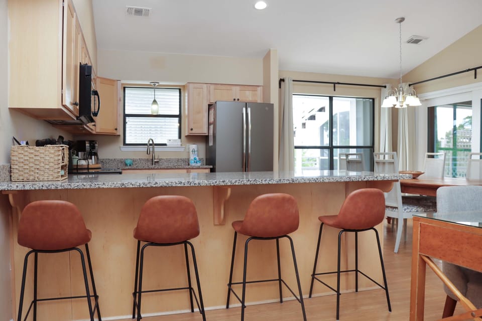 House, Multiple Beds (Woofs and Waves) | Private kitchen